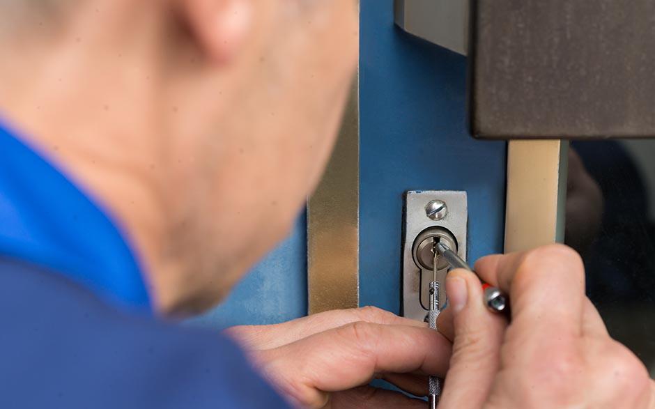  porte claquée serrurier Chavenay